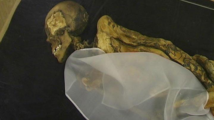 Dövmeli mumya bulundu