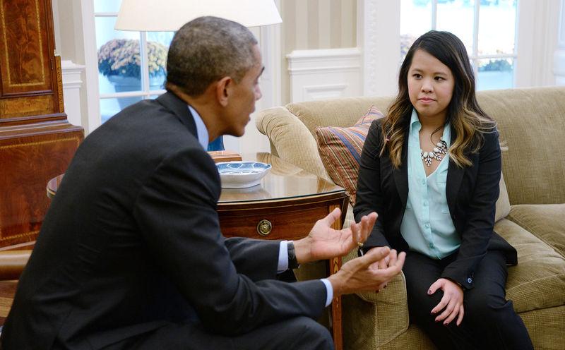 Obama Ebola'yı yenen hemşireyi kucakladı