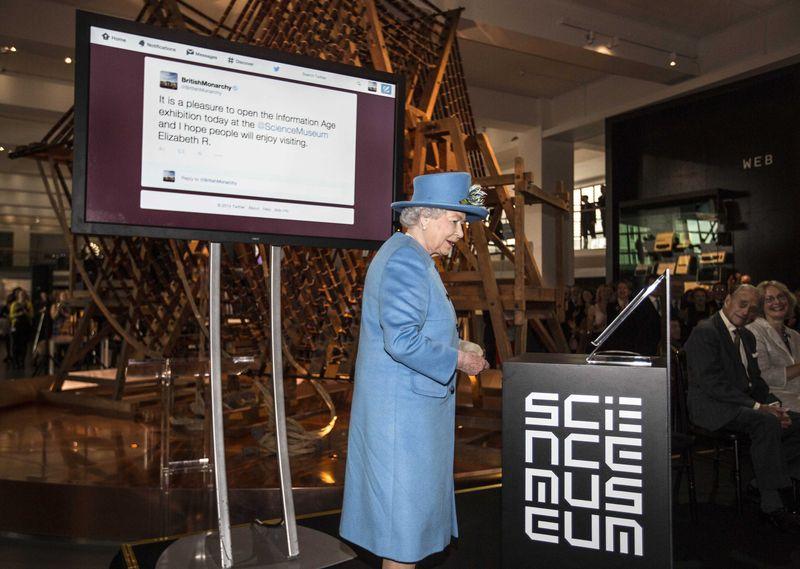 Kraliçe Elizabeth ilk tweetini attı