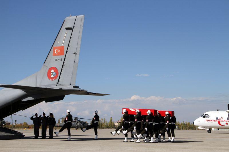 Hakkari'de şehit olan askerler için tören