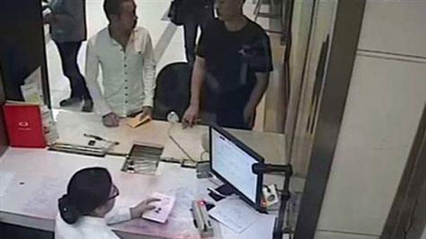 Çinli adam bankada cüzdanını çalan hırsızla karşılaştı