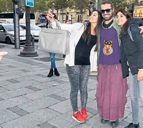 Halil Sezai etek giydi