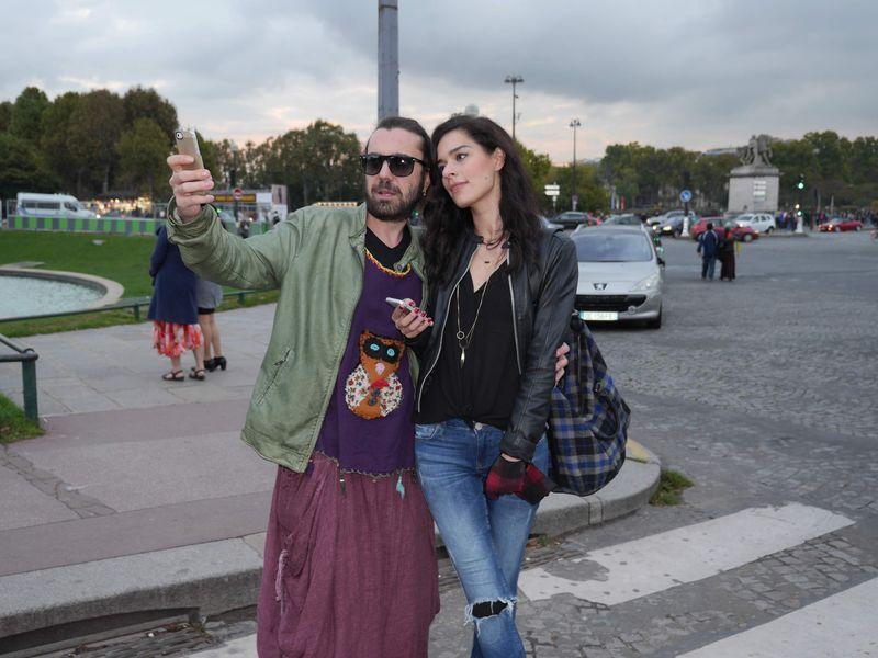 Halil Sezai etek giydi