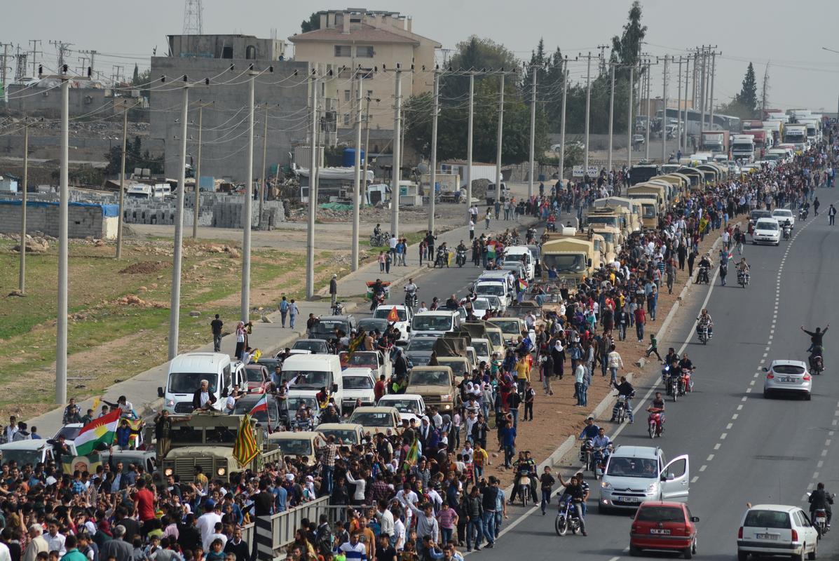 Mardin'de Kobani'ye giden peşmergelere sevgi gösterisi İZLE
