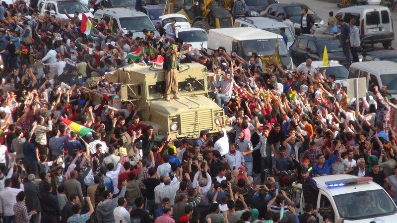 Mardin'de Kobani'ye giden peşmergelere sevgi gösterisi İZLE