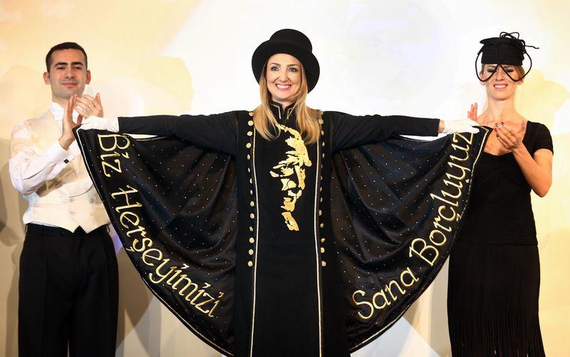 Aylin Nazlıaka podyuma çıktı