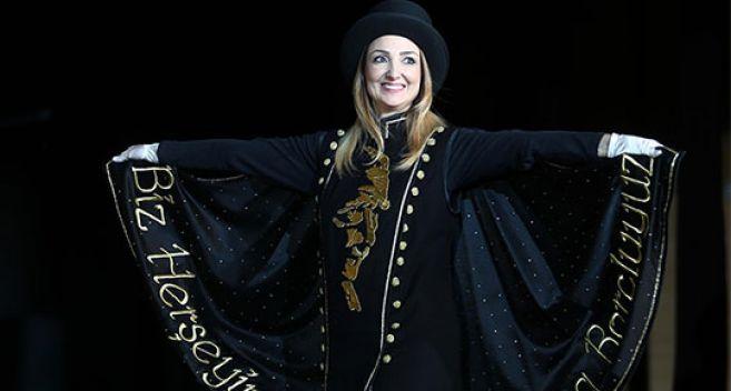 Aylin Nazlıaka podyuma çıktı