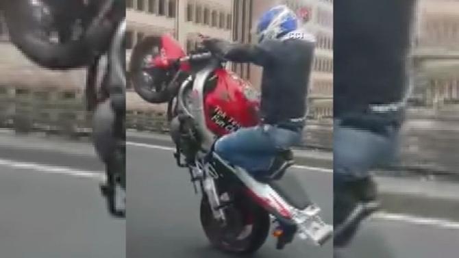E-5'de akrobatik hareket yapan motosikletçi korkuttu İZLE