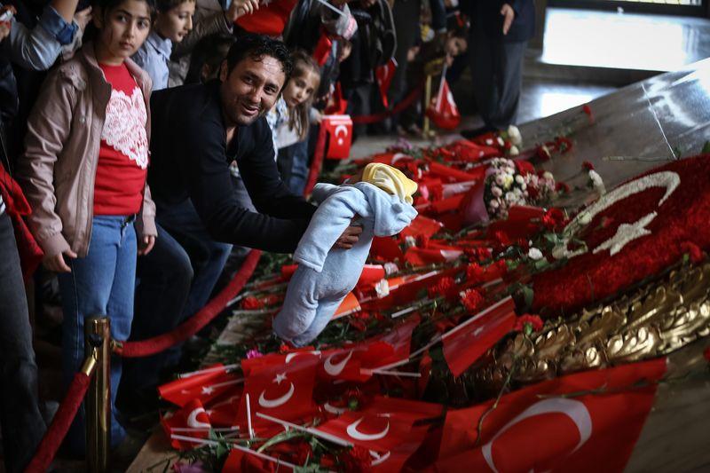 Atatürk'ün mozolesinde bebekli fotoğraf