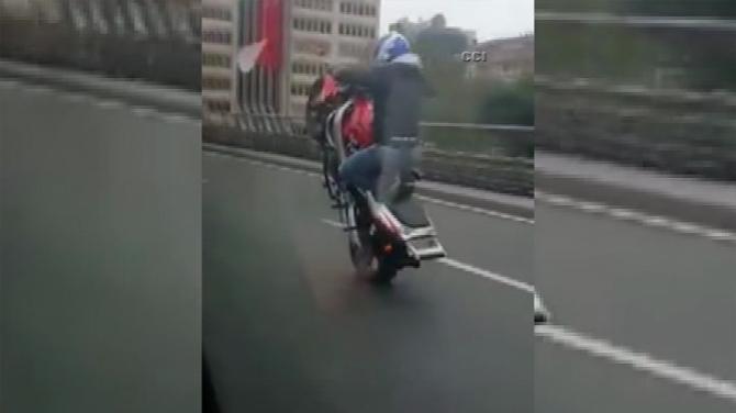 E-5'de akrobatik hareket yapan motosikletçi korkuttu İZLE