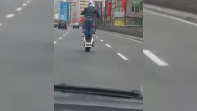 E-5'de akrobatik hareket yapan motosikletçi korkuttu İZLE