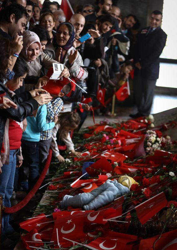 Atatürk'ün mozolesinde bebekli fotoğraf