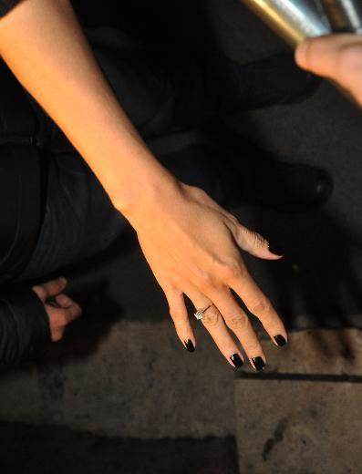 Ivana Sert tek taşını gösterdi