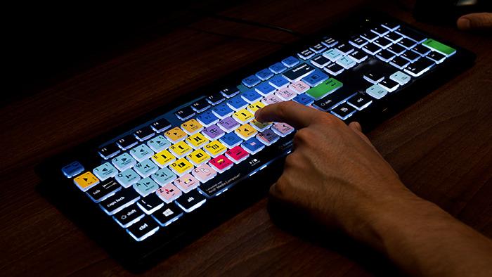 Editörler için özel aydınlatmalı klavye üretildi