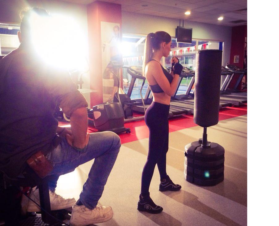 Yolanthe Cabau film çekiminde elini kırdı