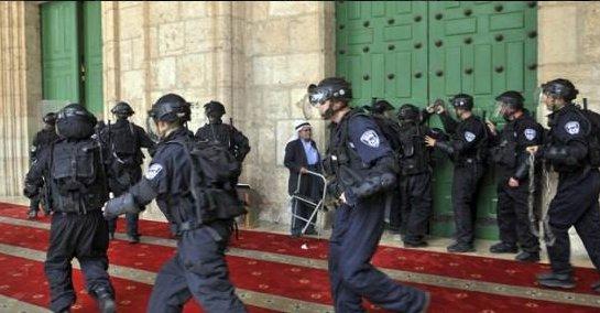 İsrail Mescid-i Aksa'yı bastı İZLE