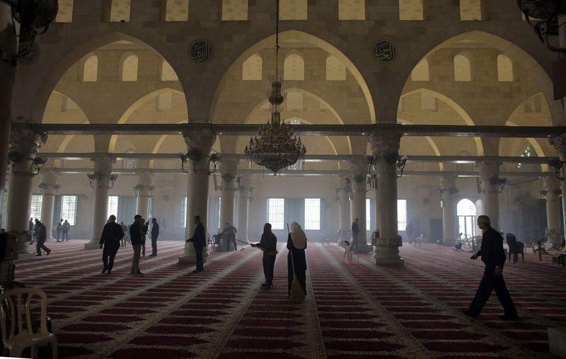 İsrail Mescid-i Aksa'yı bastı İZLE