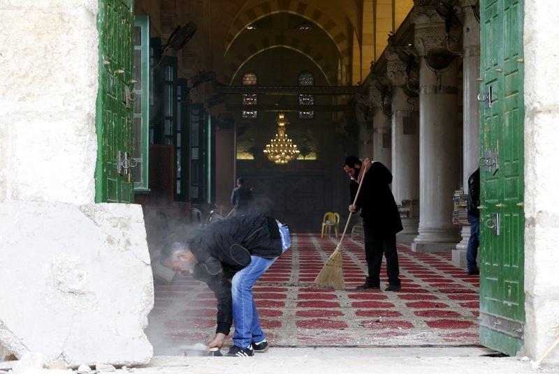 İsrail Mescid-i Aksa'yı bastı İZLE