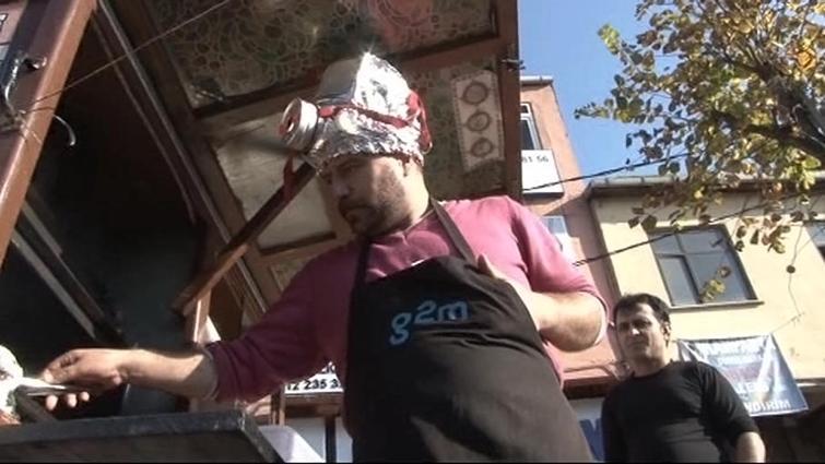 Okmeydanı köftecisi kendine özel gaz maskesi yaptı