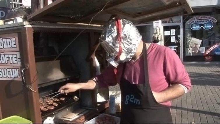 Okmeydanı köftecisi kendine özel gaz maskesi yaptı