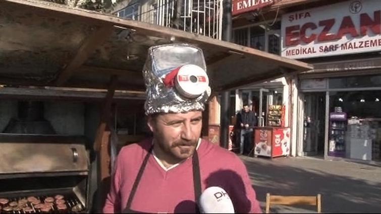 Okmeydanı köftecisi kendine özel gaz maskesi yaptı