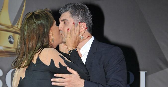 Ahu Aysal Özcan Deniz'i dudağından öptü