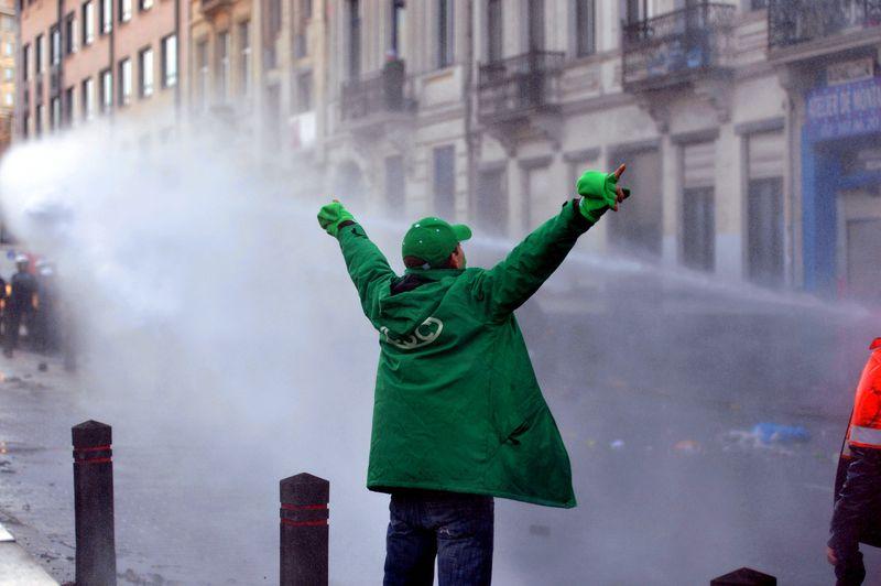 Brüksel'de eylemcilere dev TOMA'larla müdahale