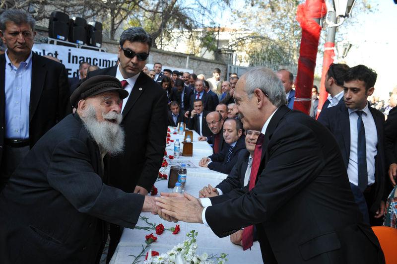 Kılıçdaroğlu aşure dağıttı