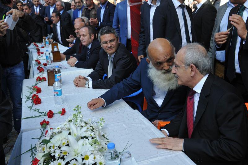 Kılıçdaroğlu aşure dağıttı