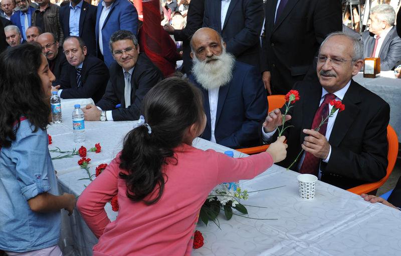 Kılıçdaroğlu aşure dağıttı