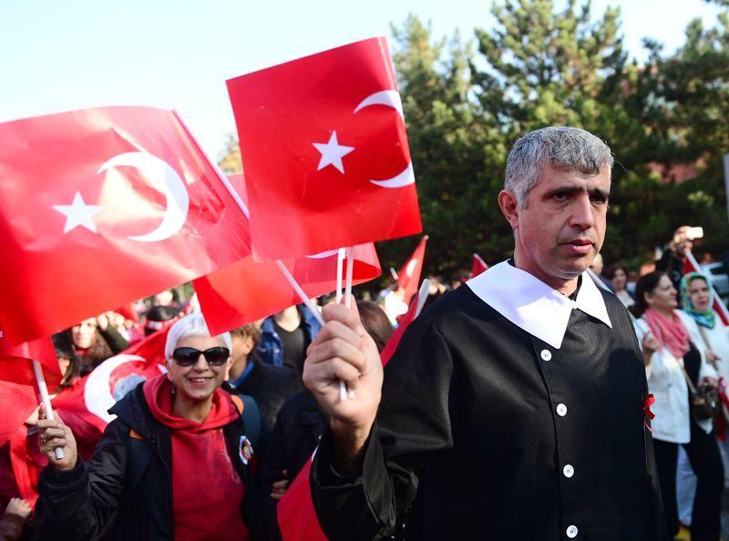 Siyah önlüklerle Atatürk'ü andılar