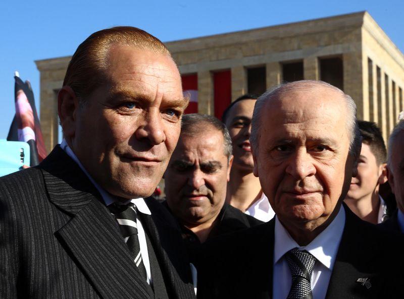 Bahçeli'den Atatürk'ün benzeriyle Selfie
