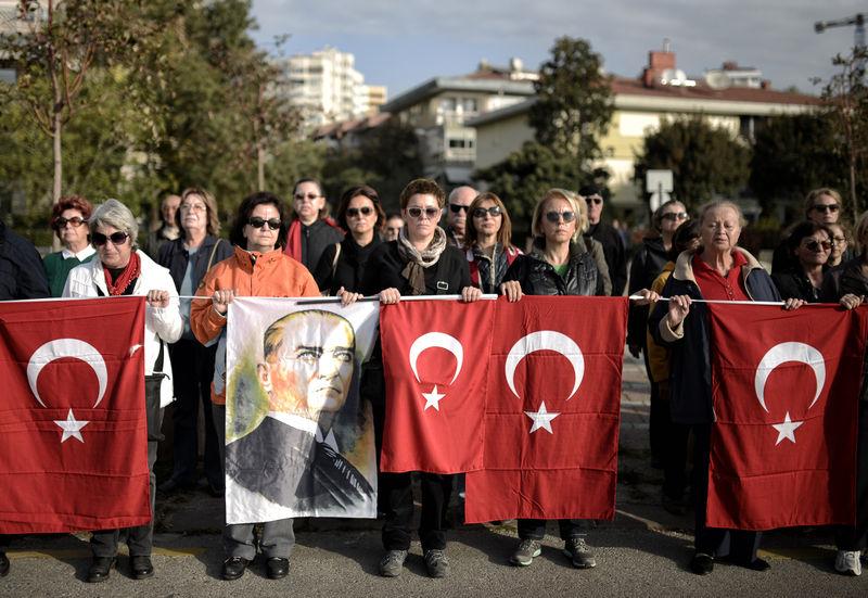 Kadıköy'de Atatürk için saygı zinciri rekor kırdı