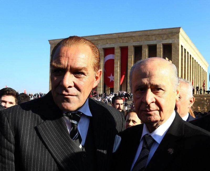 Bahçeli'den Atatürk'ün benzeriyle Selfie