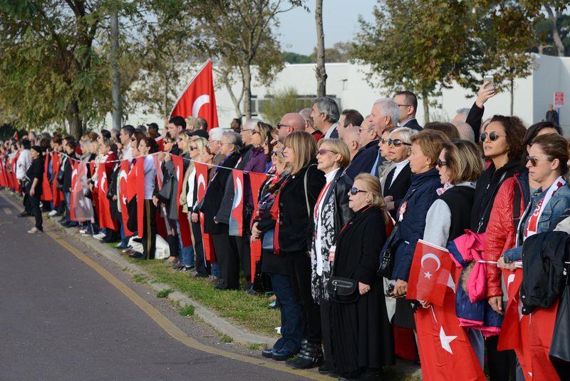Kadıköy'de Atatürk için saygı zinciri rekor kırdı