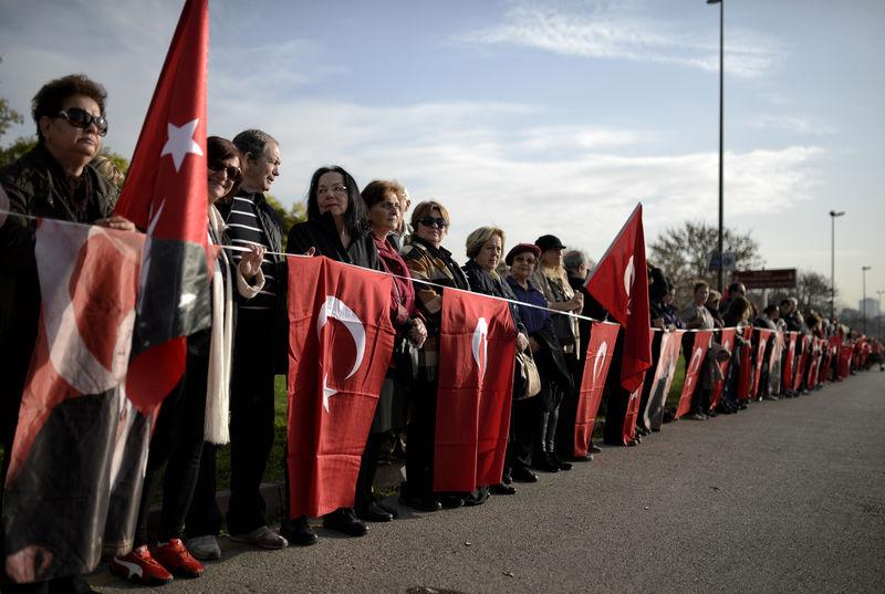 Kadıköy'de Atatürk için saygı zinciri rekor kırdı