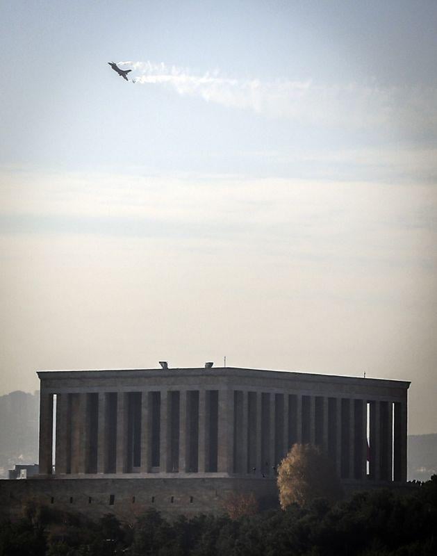 Türk Yıldızları Anıtkabir üzerinde kalp çizdi İZLE