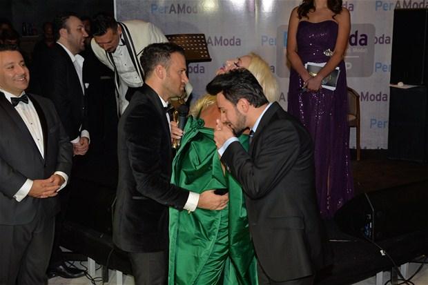 Banu Alkan geceye iki erkekle katıldı