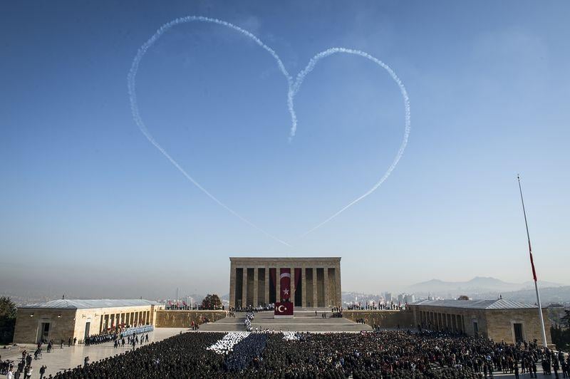 Türk Yıldızları Anıtkabir üzerinde kalp çizdi İZLE