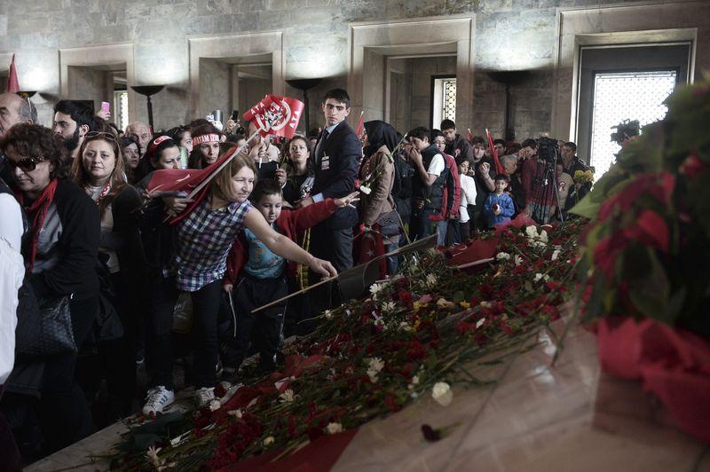 On binler Anıtkabir'e akın etti