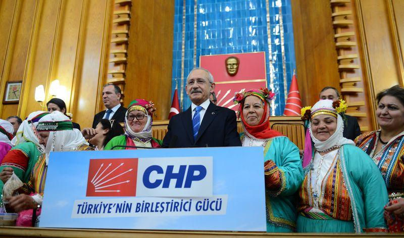 Kılıçdaroğlu Yırcalı köylülerle kürsüde fotoğraf çektirdi