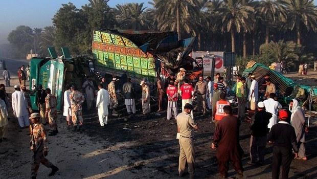 Pakistan'da yolcu otobüsüyle kamyon çarpıştı: 57 ölü