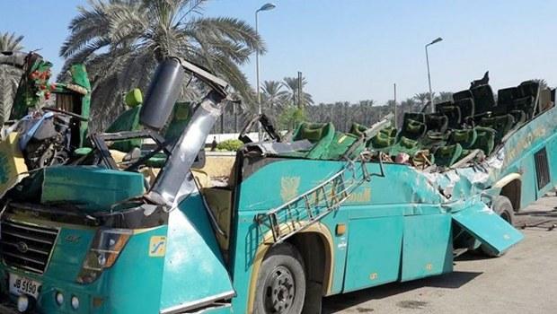 Pakistan'da yolcu otobüsüyle kamyon çarpıştı: 57 ölü