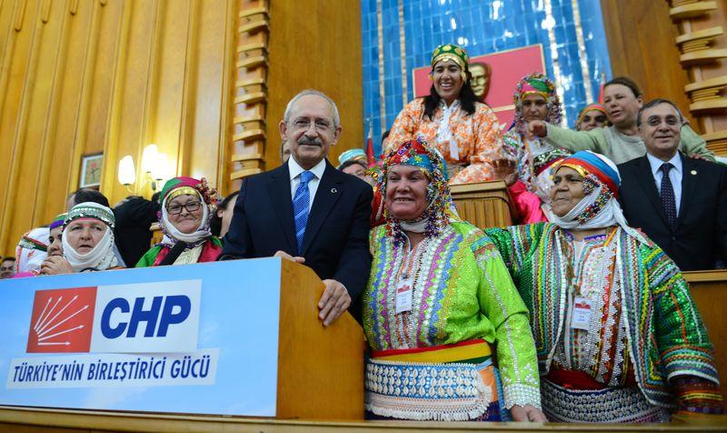Kılıçdaroğlu Yırcalı köylülerle kürsüde fotoğraf çektirdi
