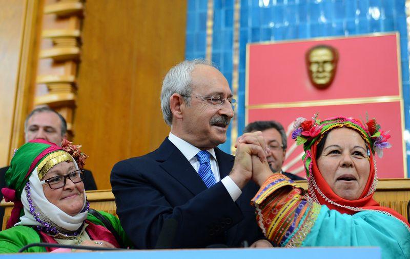 Kılıçdaroğlu Yırcalı köylülerle kürsüde fotoğraf çektirdi