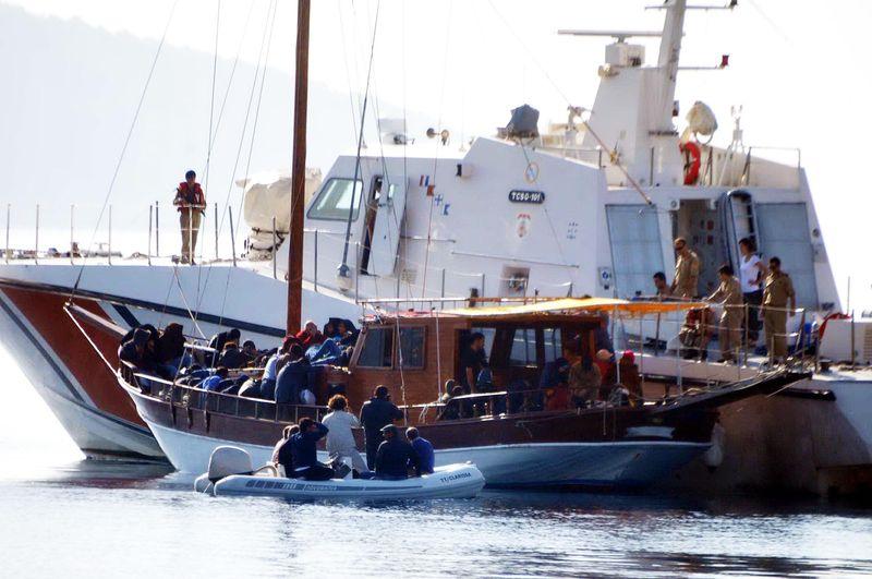 Kaçakları taşıyan teknenin kaptanı denize atlayıp kaçtı