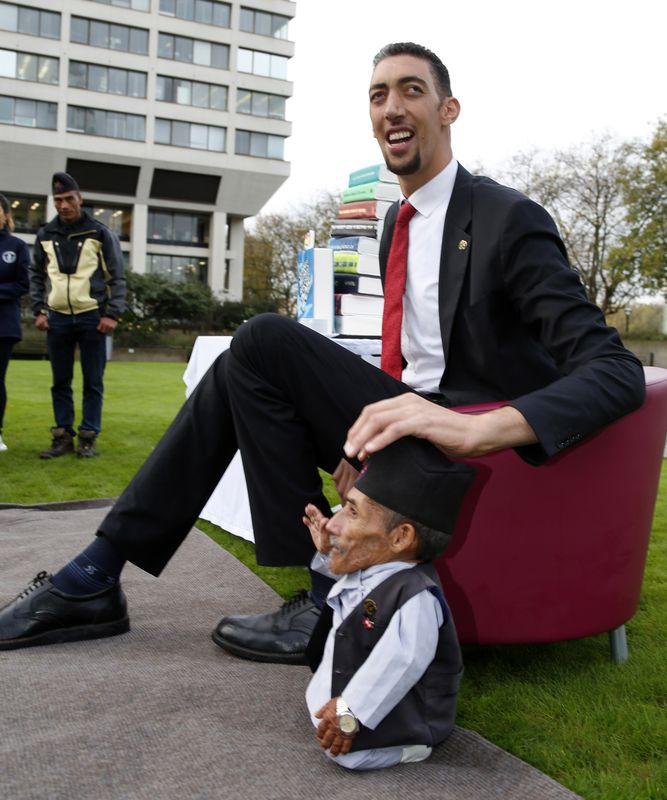 Dünyanın en uzun ve en kısa adamları bir araya geldi