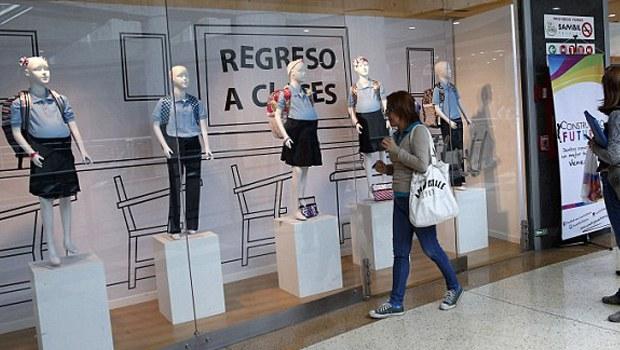 Venezuela'da bir vitrine hamile çocuk mankenleri koyuldu