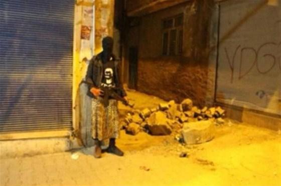 Diyarbakır’da PKK'dan etekli eylem İZLE