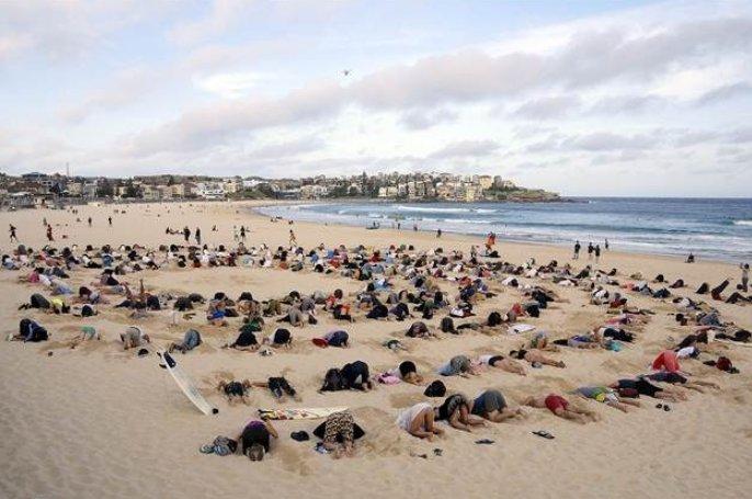Kafasını kuma gömen gruptan dünya liderlerine mesaj